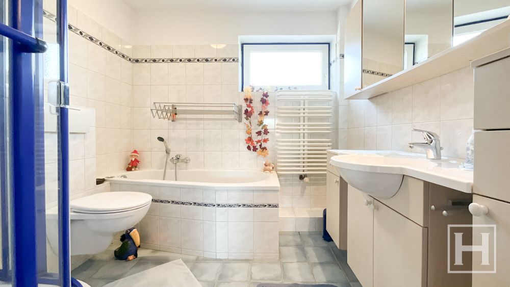 Das Badezimmer im Obergeschoss