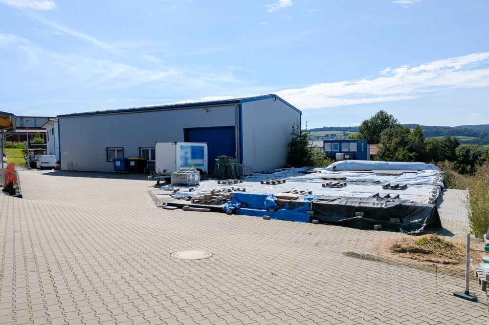 Neuwertiges Gewerbeobjekt – Büro-Gebäude, Lager- & Werk-Halle
in Erbach!