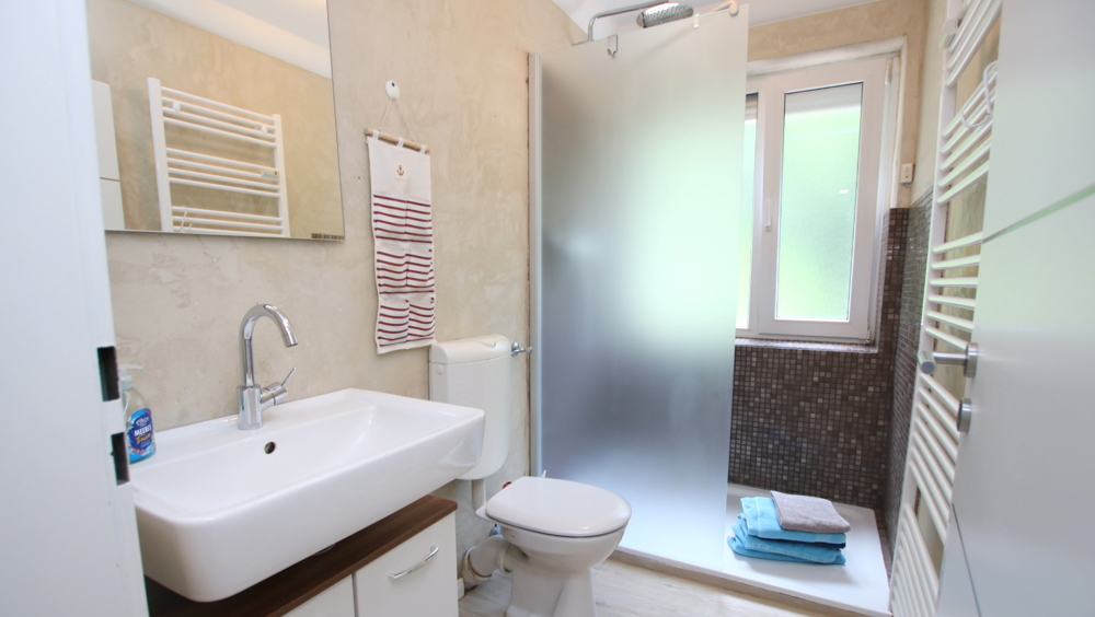 Kapitalanlage! Modernisierte Ferienwohnung mit Loggia & Stellplatz in zentraler Lage von Bad Zw'ahn