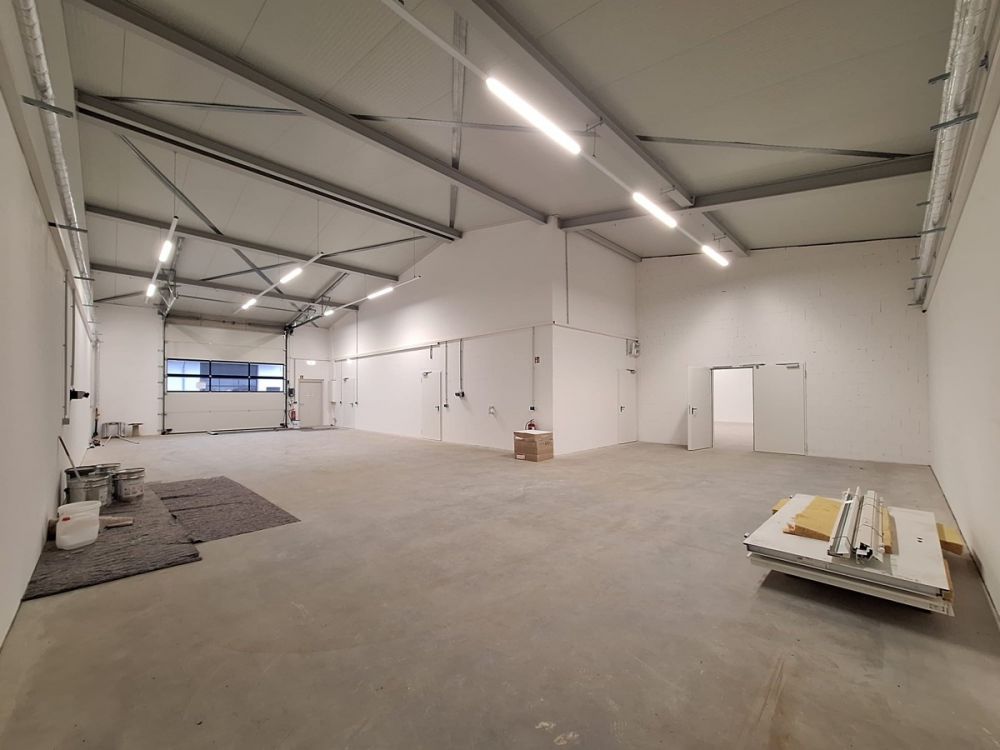 Neu errichtete Produktions-/Ausstellungshalle
im Gewerbegebiet Hungenbach