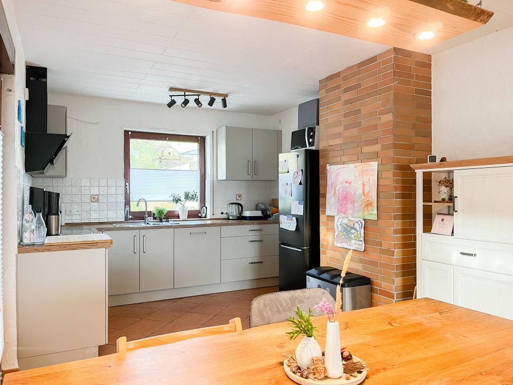 Zweifamilienhaus mit Werkstatt, Garage und Garten mit Weitblick