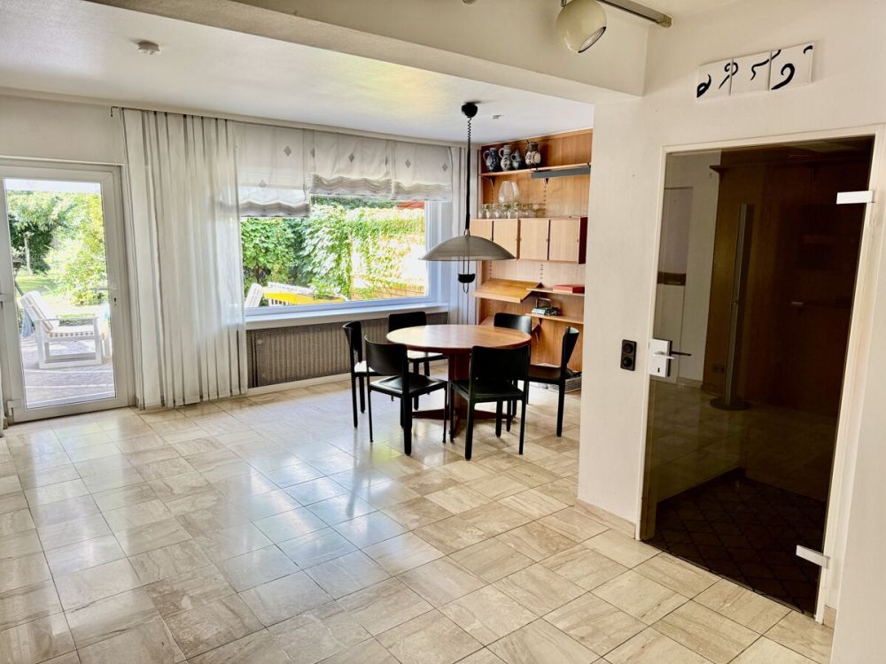 Echte Rarität: 2 Häuser vereint 
Großzügiges Ein- bis Zweifamilienhaus 
mit diversen Möglichkeiten