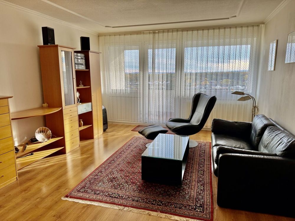 Lichtdurchflutete Eigentumswohnung mit Fernblick
- Tiefgaragenstellplatz+Außenstellplatz & Küche -