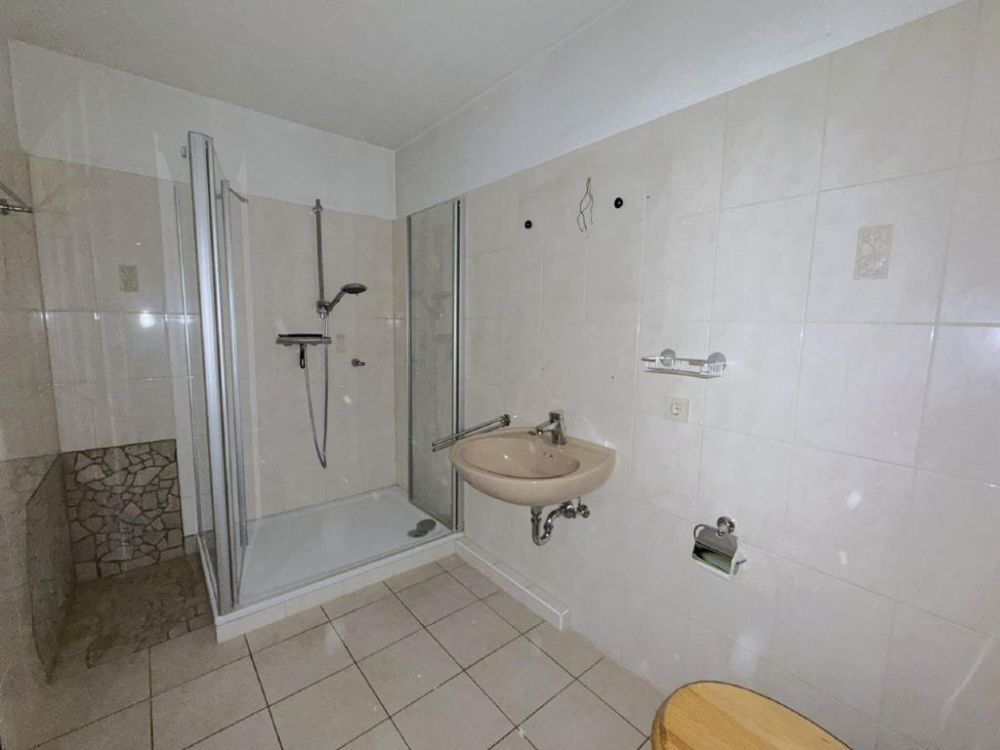 Badezimmer mit Dusche