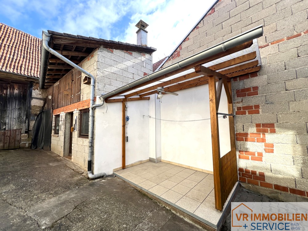 Einfamilienwohnhaus mit Nebengebäuden und Scheune im Ortskern von 97702 Seubrigshausen!