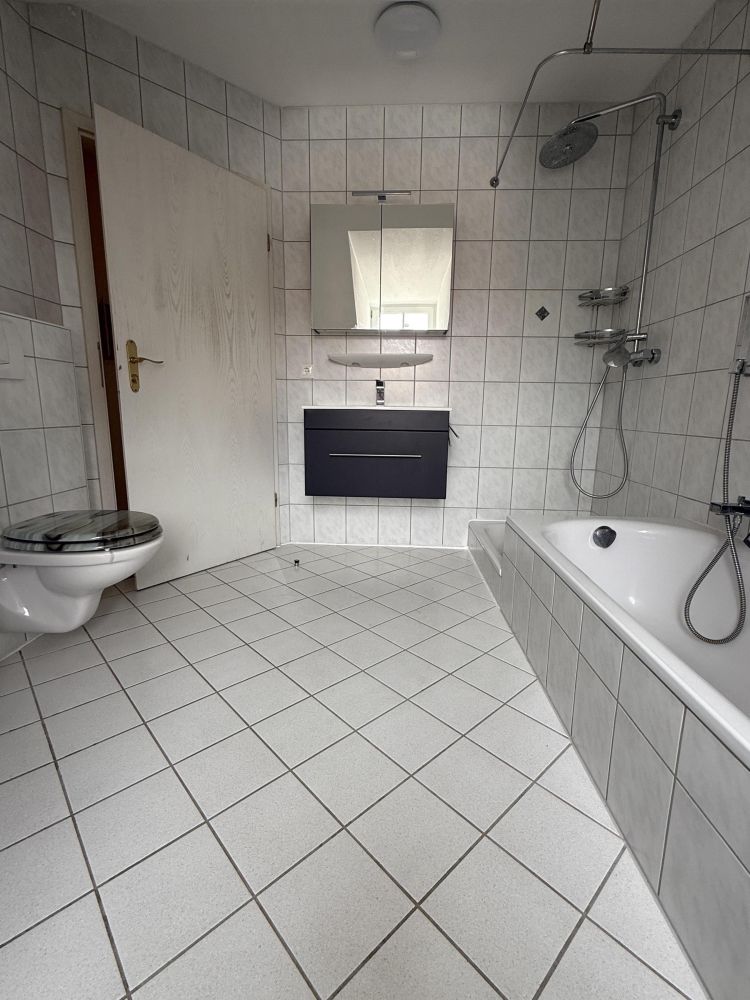 Charmante Dachgeschosswohnung mit Balkon und Blick ins Grüne