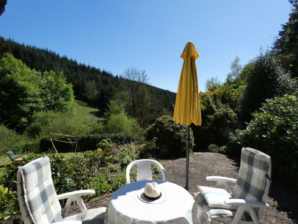 Garten mit Terrasse und Gartenhaus