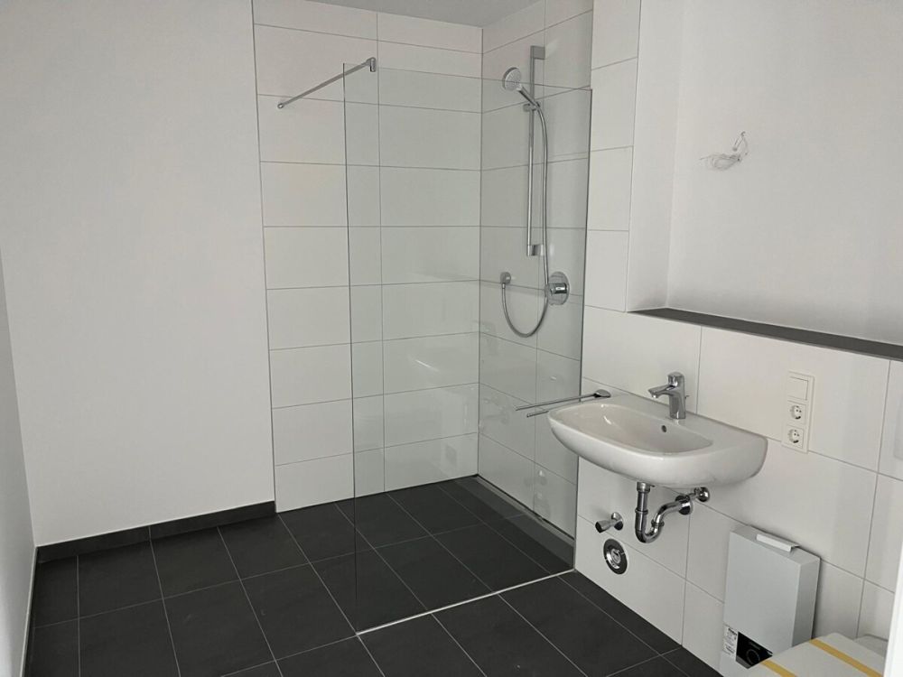 Badezimmer mit ebenerdiger Dusche