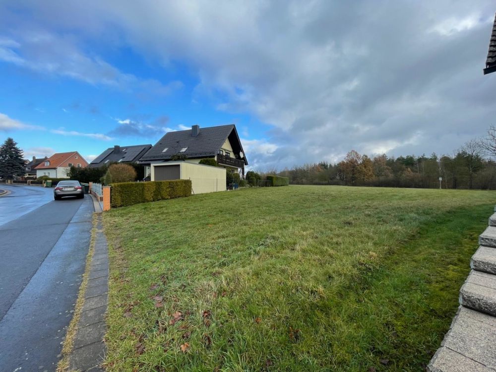 Baugrundstück und landwirtschaftliche Grünflächen mit guter Anbindung in Pleußen zu verkaufen