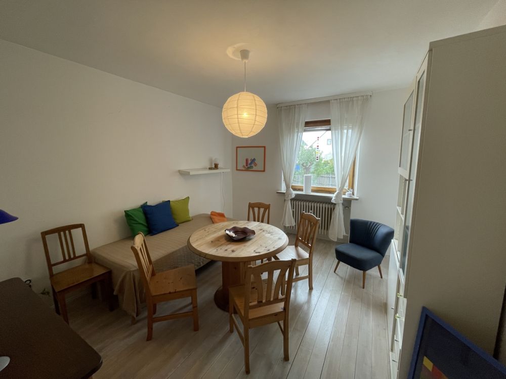 Zentral gelegenes Zweifamilienhaus mit viel Platz und schönem Garten!