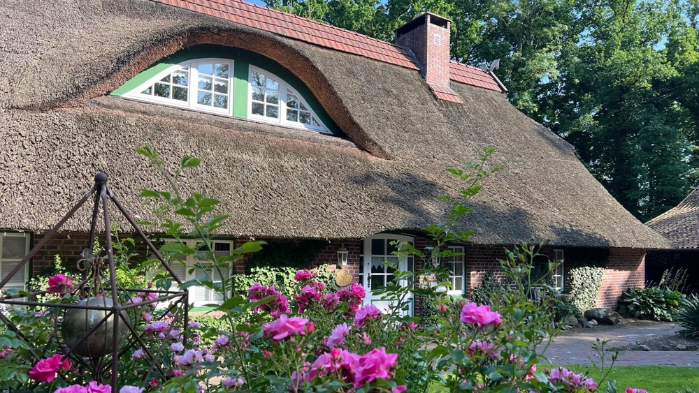 Exklusives und gepflegtes Reetdachanwesen mit Pferdestall in ländlicher Lage von Bad Zwischenahn