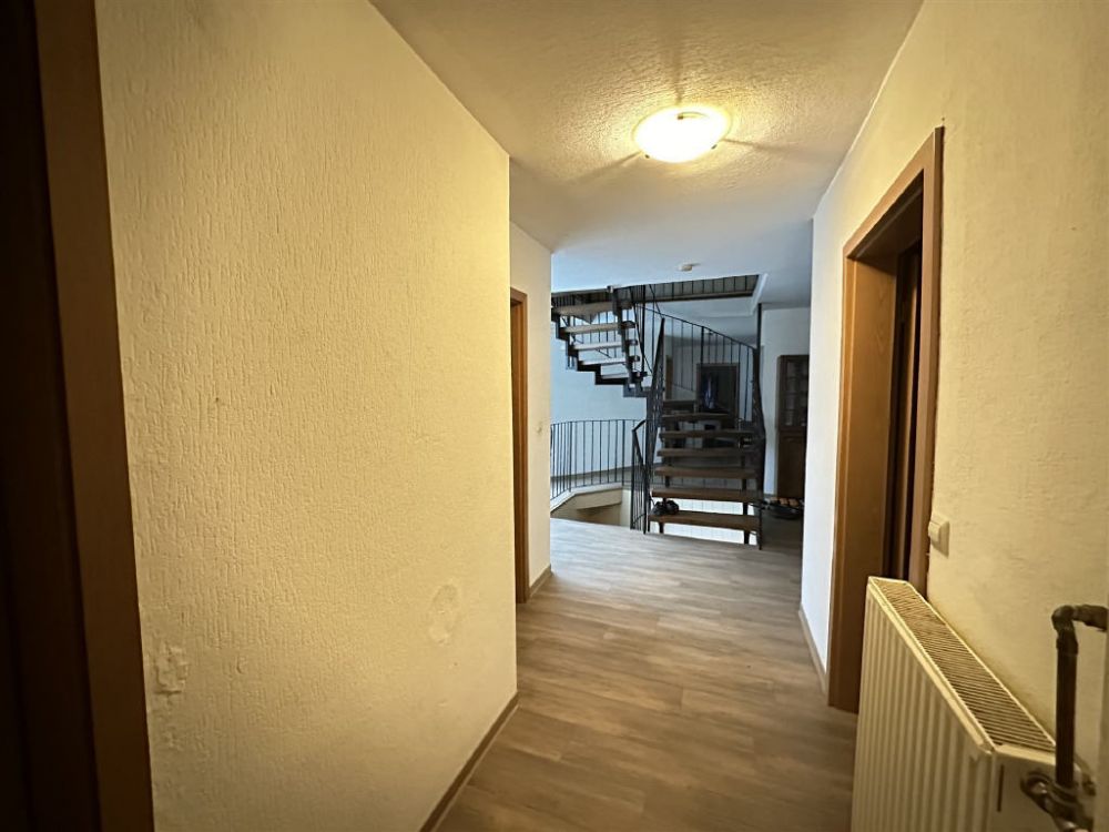 Wohn- und Geschäftshaus mit Ausbaupotenzial in zentraler Lage!