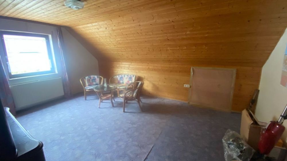 Großzügiges Zweifamilienhaus an Ortsrandlage