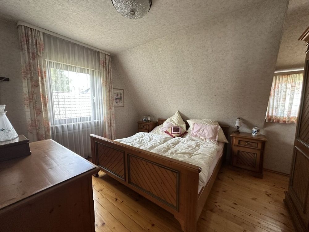 Charmantes Einfamilienhaus mit idyllischem Garten und vielseitigem Nebengebäude