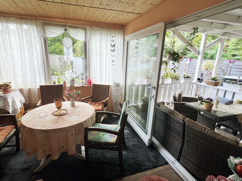 Schöner Übergang vom Wintergarten zur überdachten Terrasse