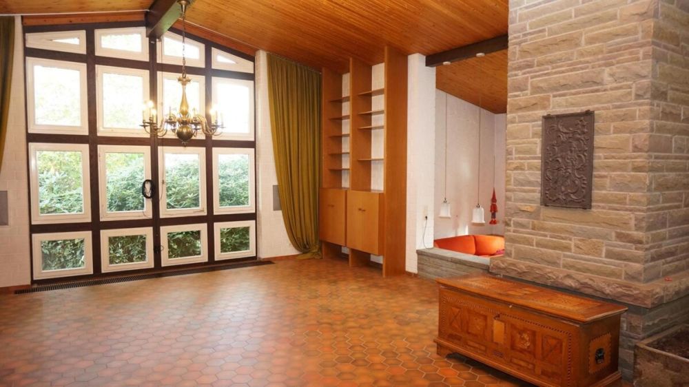 Wohnhalle mit Zugang zum Kaminzimmer