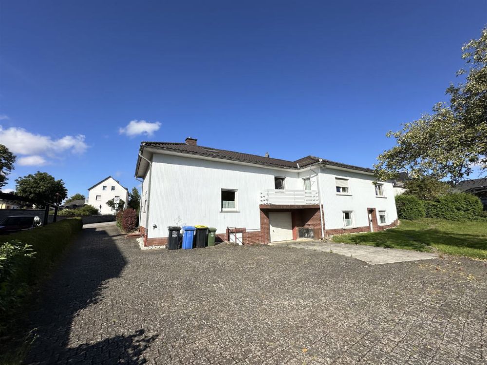 Attraktives Zweifamilienhaus mit großem Grundstück