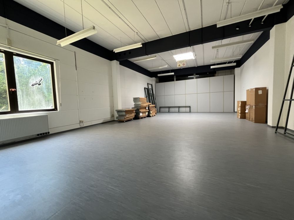 Fertigungsgebäude in Massivbauweise am Ortsrand von Floß mit vielseitigen Nutzungsmöglichkeiten