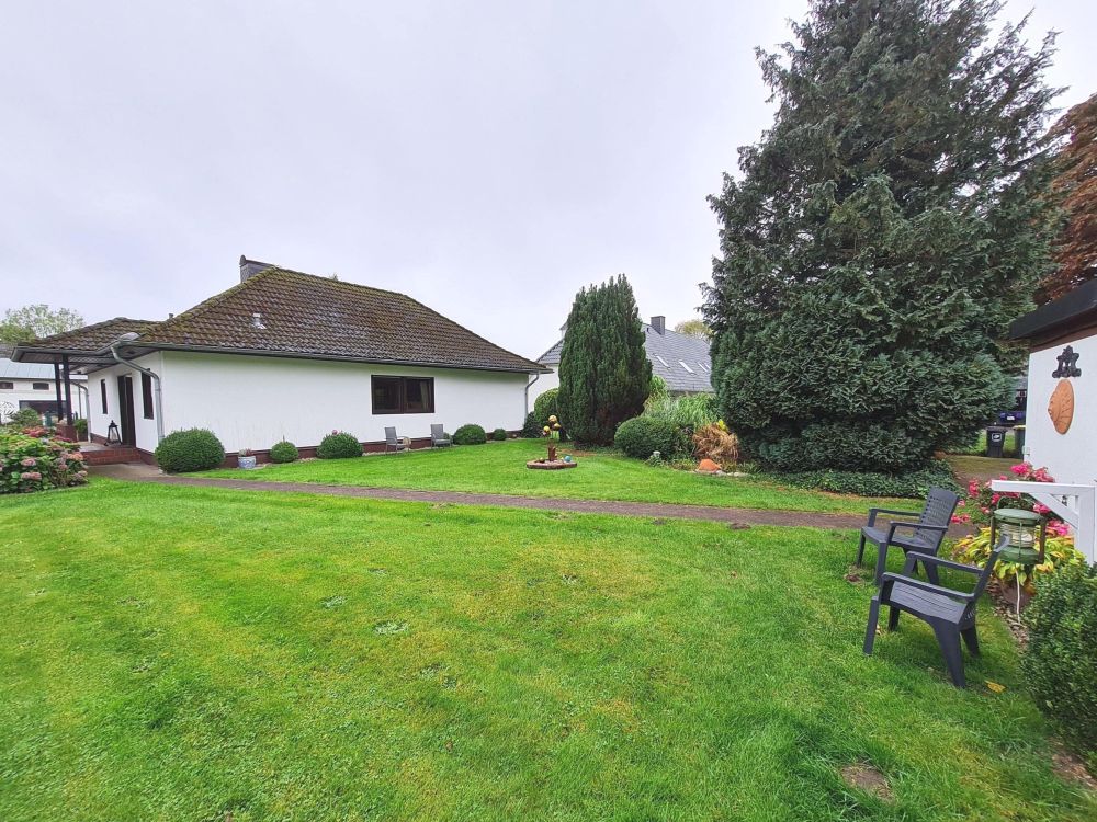 Gepflegter ebenerdiger Bungalow mit schönem Garten und zwei praktischen Garagen