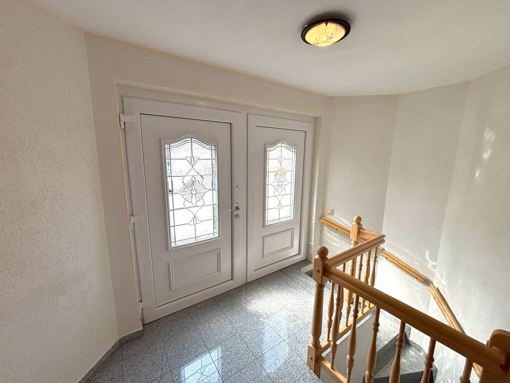 Freistehendes Einfamilienhaus mit repräsentativem Entree + Bürofläche (6)