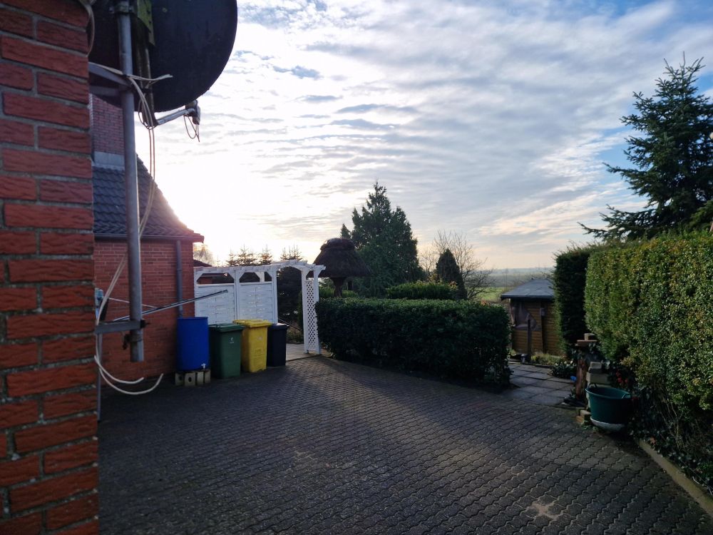 Platz für Mülltonnen und Durchgang zur Terrasse bzw. in den Garten