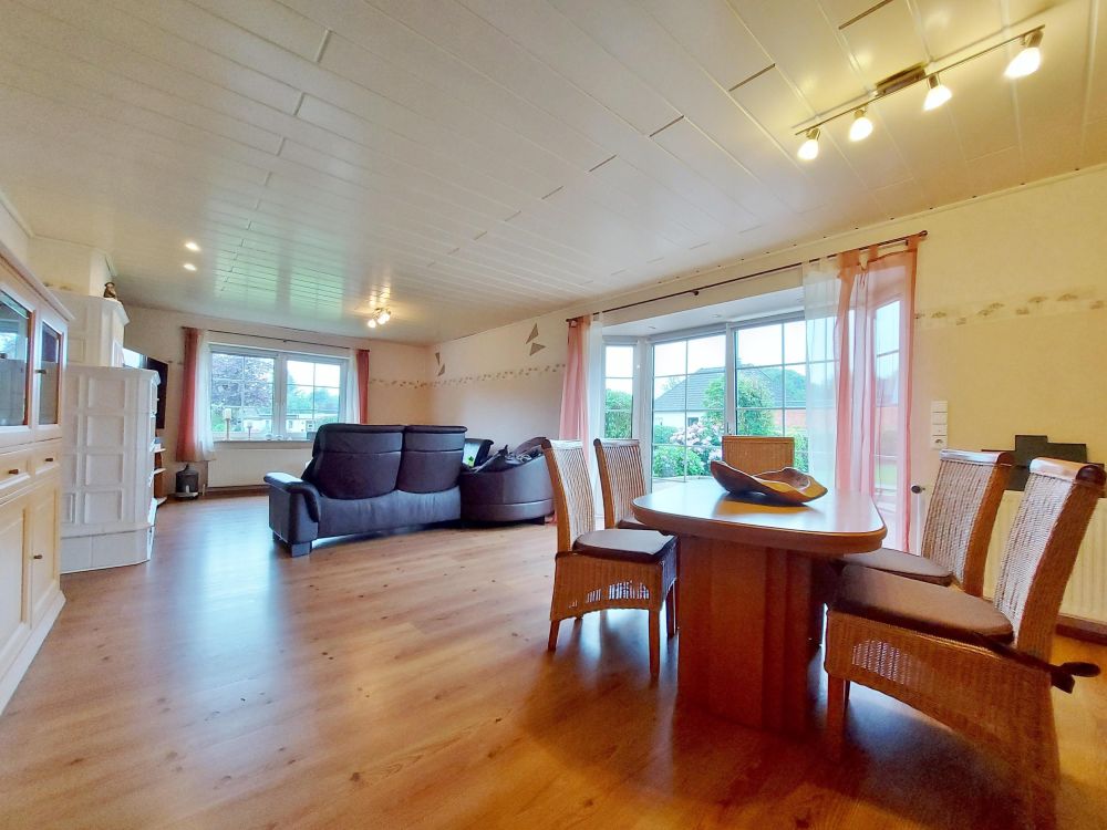 Großer Wohntraum (ca. 202 m²) mit Doppelcarport und angrenzender Weidefläche in Beringstedt