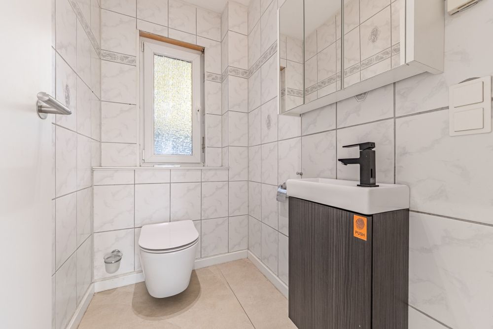 Zweifamilienhaus der Extraklasse - Hier lässt es sich gut leben und arbeiten