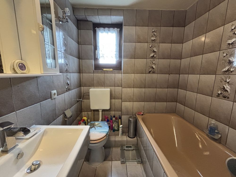 Renovierungsbedürftige 2-Zimmer-Eigentumswohnung in Marktredwitz mit Gartenanteil und schönen Blick über den Auenpark!