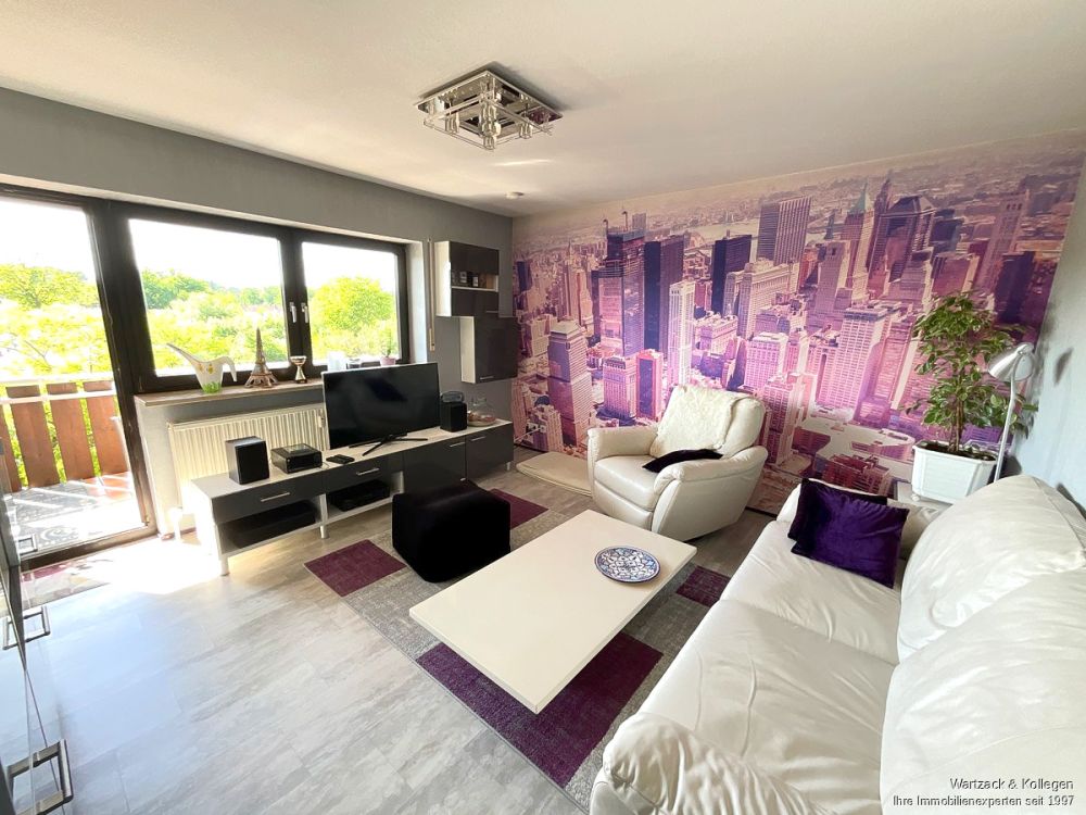 Renovierte 4-Zimmer-Wohnung 
mit 94 m² Wohnfläche, 
Balkon, Einbauküche & TG-Stellplatz