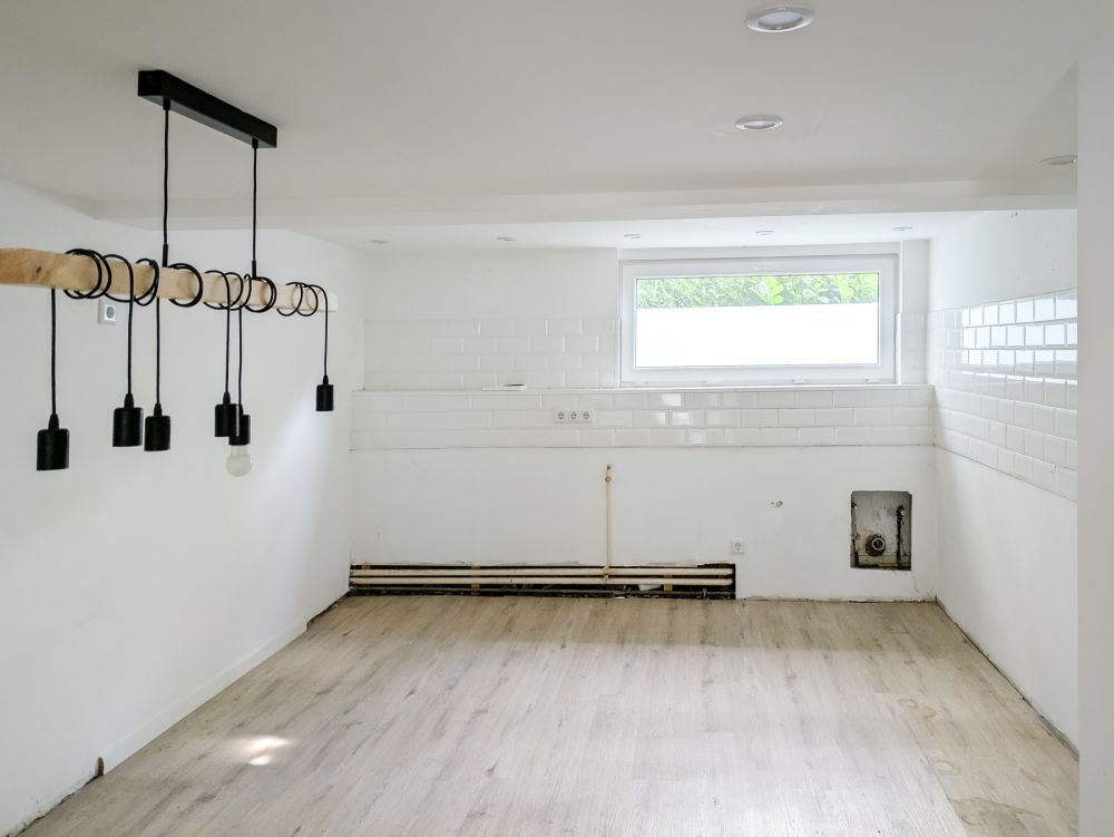 Selbstnutzer & Kapitalanleger aufgepasst:  2-Familienhaus mit Garagentrakt und viel Potential!