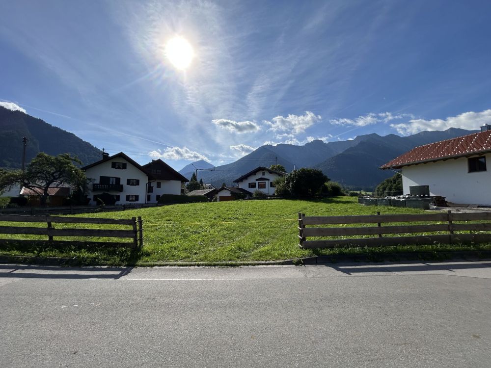 Sonnenverwöhntes, frei bebaubares Grundstück mit Bergblick