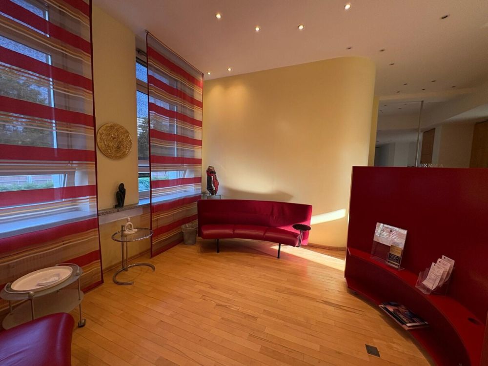 Repräsentative Praxisfläche mit vielseitigen Möglichkeiten in Bergisch Gladbach-Zentrum