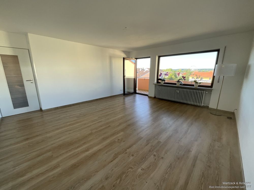 Hier müssen Sie nur noch einziehen- renovierte 3,5-Zimmer-Wohnung mit EBK, Balkon und Garage