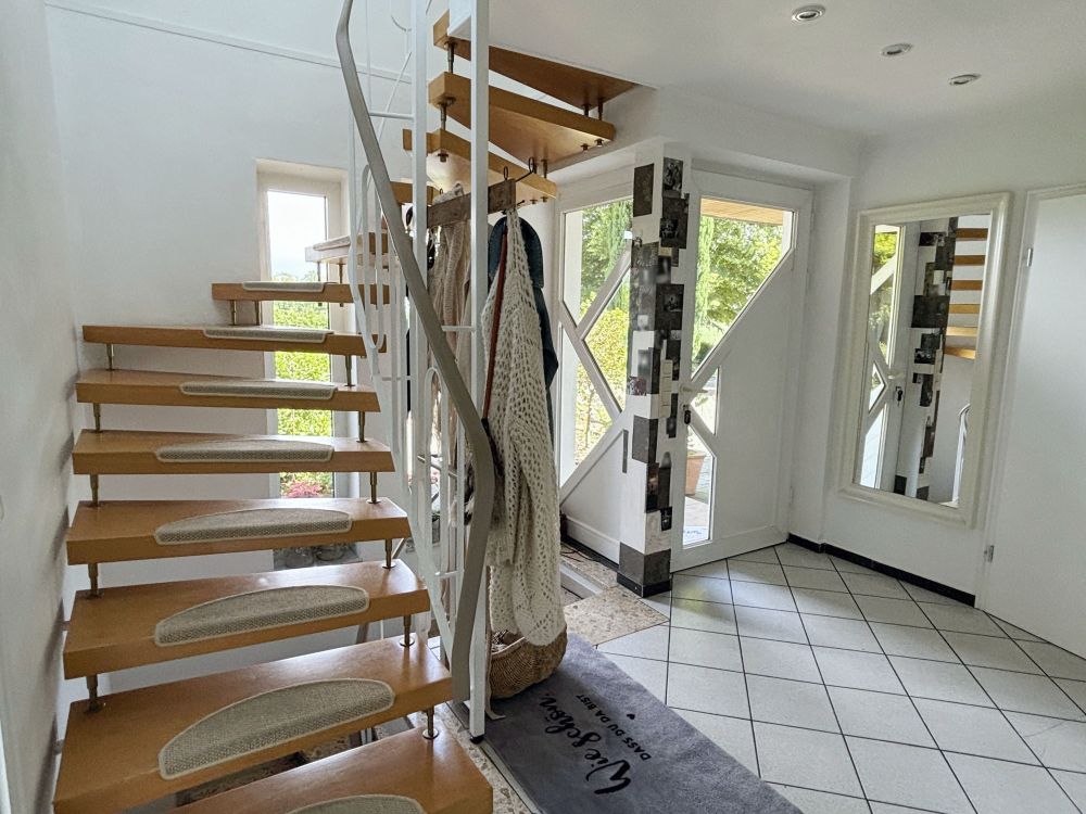 Wohnhaus mit toll angelegtem Garten im Außenbereich von Mettingen!