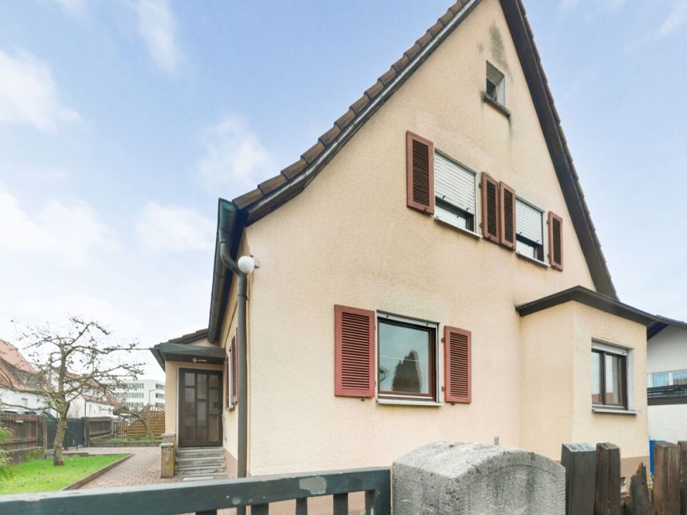 Ihr neues Zuhause wartet auf Sie - Wohnhaus mit Garten und Garagen in Roth! (6)