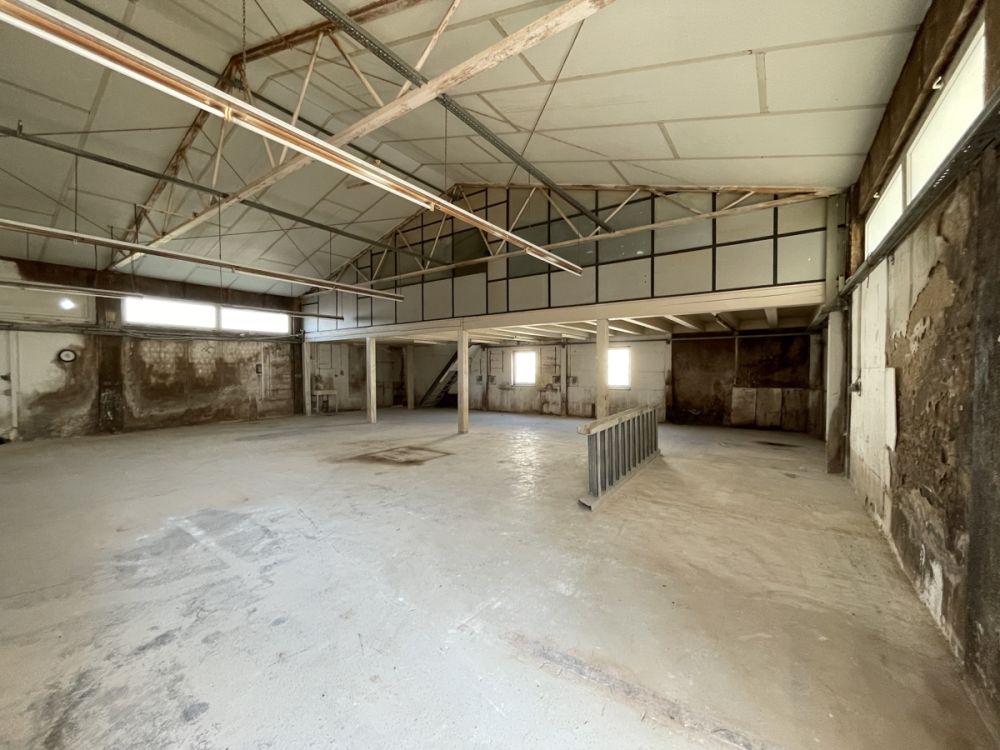 Ehemaliges Bankgebäude mit Lagerhalle - leicht umzubauen zu Wohnraum