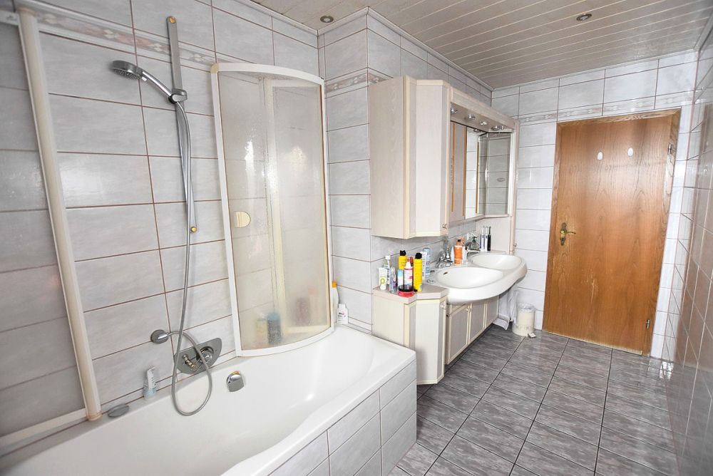 Viel Platz für Familie, 
Beruf oder Hobby!
Zweifamilienhaus mit Stall 
und weiteren Nebengebäuden