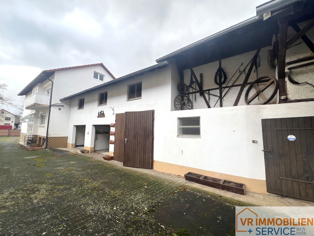 Nebengebäude und Haus