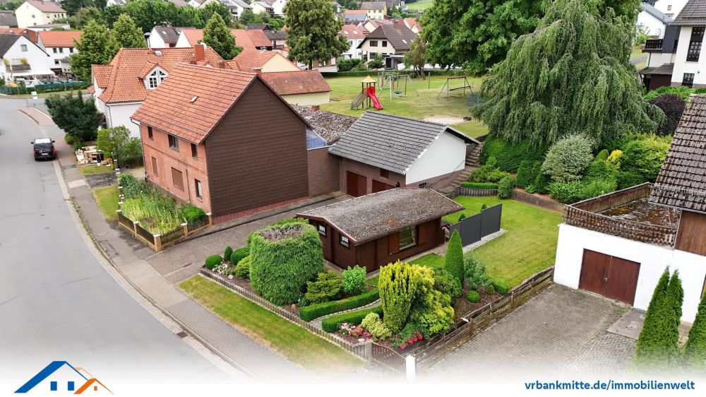 Charmantes Einfamilienhaus mit großem Grundstück, Garage und Blockhütte in Rüdershausen