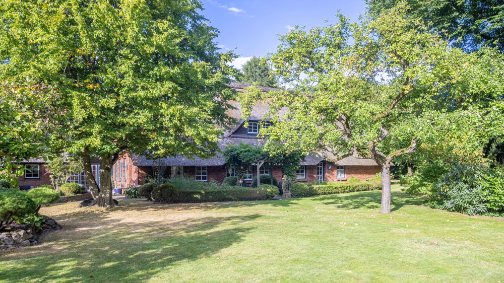 Reetdach-Anwesen mit Sommer-Gästehaus, Garage und Parkgrundstück / nur ca. 600 m zum Zw´ahner Meer