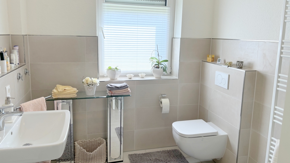 Bezugsfreie, neuwertige 2-Zimmer-Wohnung mit Terrasse, Gartenanteil und Garage in Bad Zwischenahn