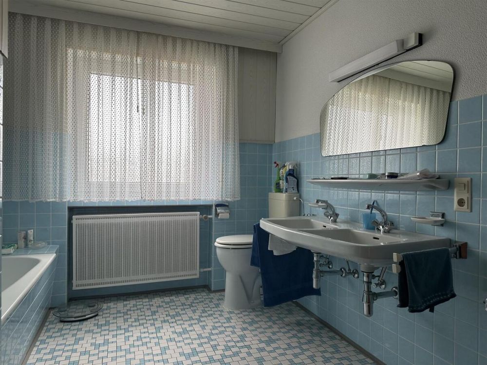 Badezimmer mit Wanne und Dusche Obergeschoss