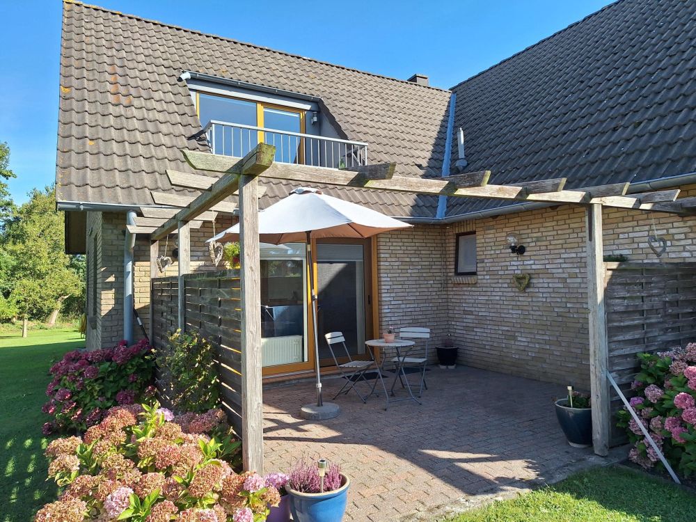 Idyllisch gelegenes Einfamilienhaus mit Einliegerwohnung in Feldrandlage