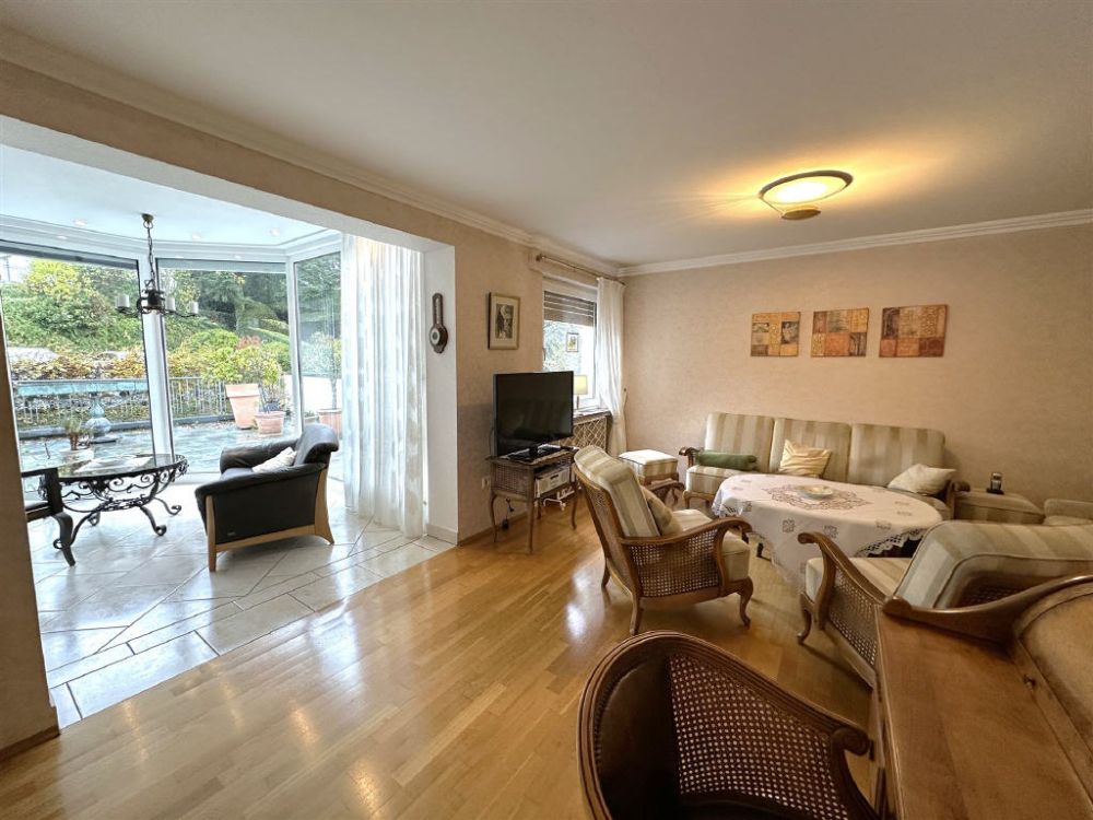 / Sundern-Zentrum: Wohnhaus mit Gewerbefläche & Parkmöglichkeiten