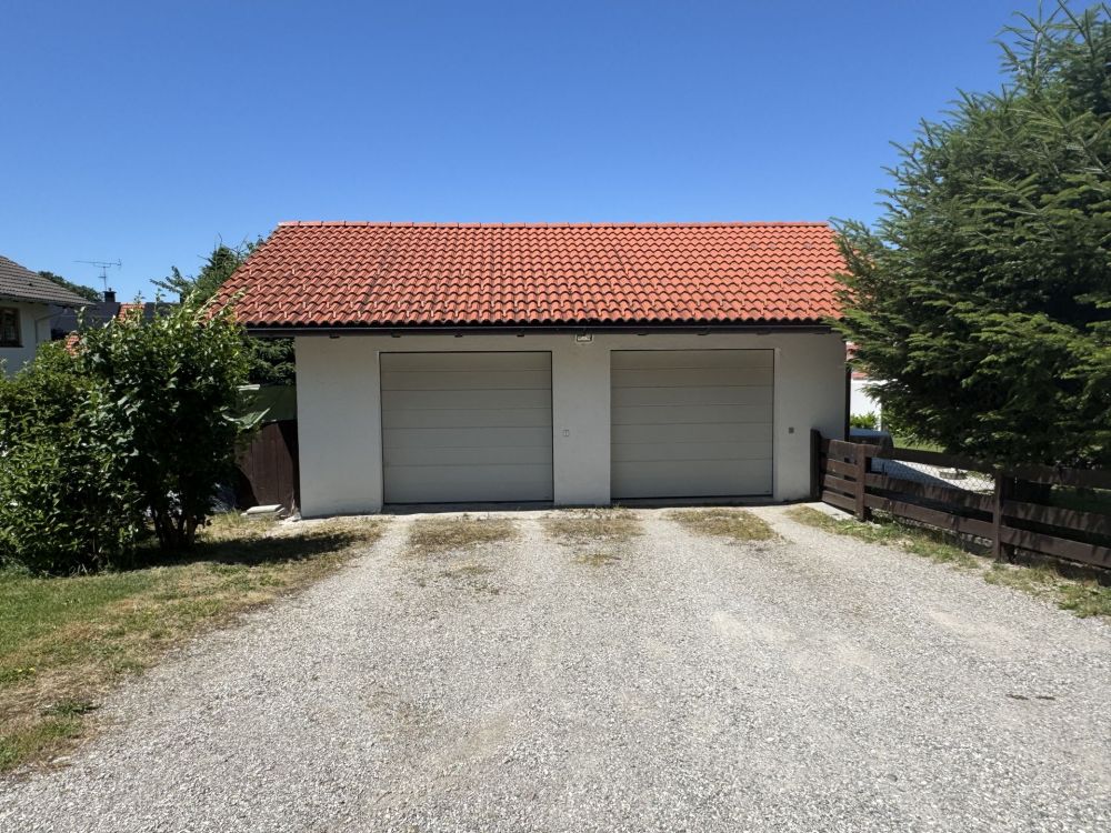 Modernes Mehrfamilienhaus mit Wohn- und Gewerbenutzung