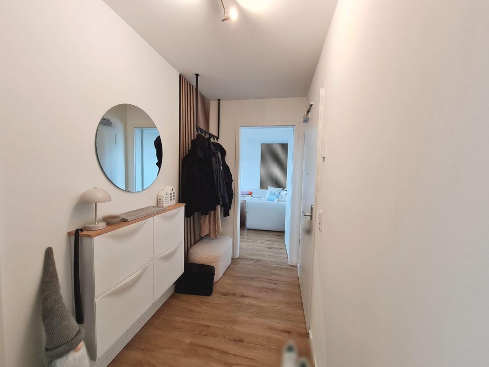 Wohnungsflur mit Blick in den Wohnbereich