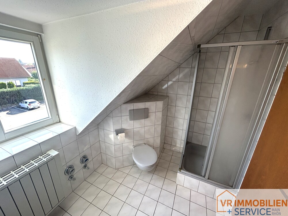 Einziehen und wohlfühlen! - Dachgeschosswohnung mit TG-Stellplatz in 97616 Bad Neustadt/Brendlorenzen