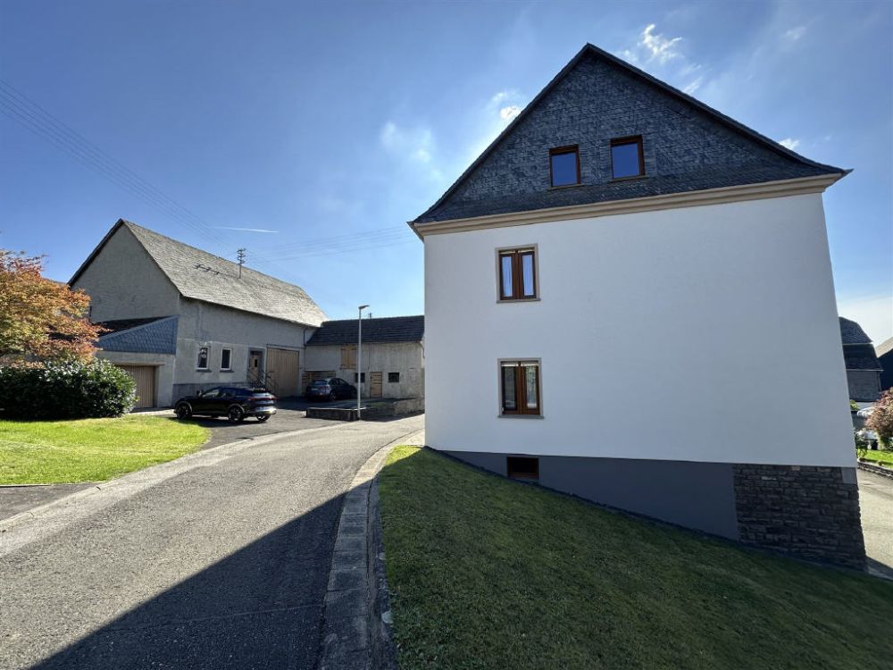 Schönes Einfamilienhaus mit Scheune und großem Grundstück