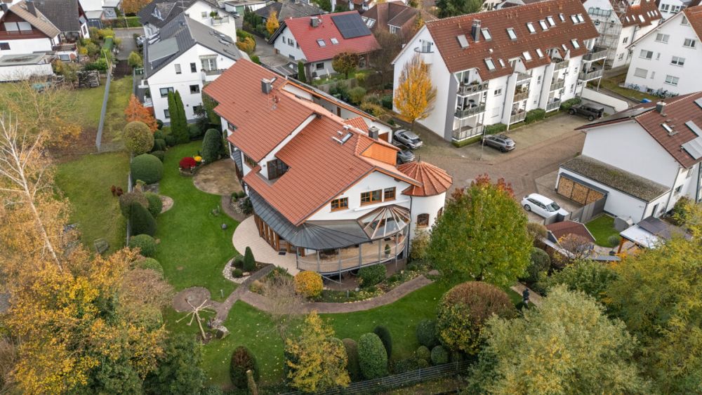 Einzigartiges Mehrgenerationenhaus inklusive traumhaftem Wellnessbereich auf weitläufigem Grundstück