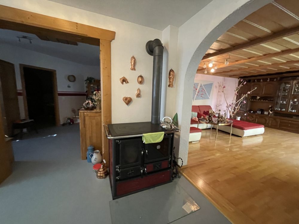 Wohnhaus in Traumlage mit vier Garagen und Nebengebäuden im Ort Griesbach